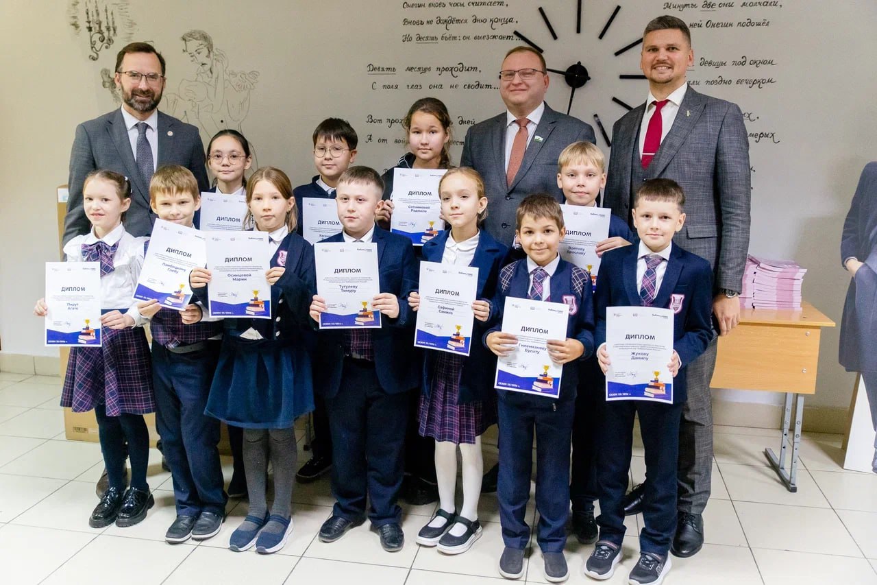 Литературный дворик с любовью к книгам и поэзии В гимназии 20 Гармония развернулся праздник для истинных ценителей слова С приветственным словом к гимназистам обратились глава Кировского и Московского районов Владимир Жаворонков депутат Казанской Городской Думы Иван Багаев и исполнительный секретарь партии Единая Россия Танзиля Ракова Они поделились трогательными воспоминаниями о своих первых шагах в мире литературы рассказали о книгах которые стали спутниками детства и заложили основу их сегодняшних жизненных устремлений На литературном вечере ученица Милана Латыпова прочитала поэтическое произведение Сергея Есенина Отговорила роща золотая а Альберт Ихсанов подарил слушателям авторское стихотворение посвящённое великому поэту юбиляру Награждение самых преданных читателей и участников конкурса БиблиоОлимп стало одним из ярких событий праздника Почётные дипломы получили юные поклонники литературы за их увлечённость и творческие достижения Иван Багаев совместно с администрацией подарили школе новые комплекты художественной литературы и дополнительные учебные пособия которые пополнили фонды школьной библиотеки и станут значимой поддержкой для профильных классов способствуя углублению знаний и развитию читательских интересов учащихся