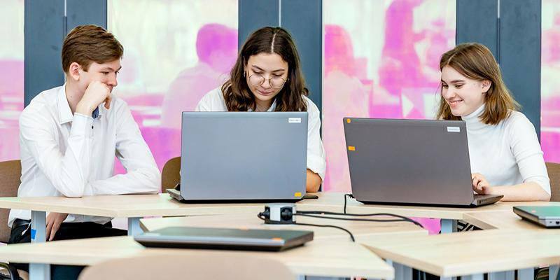 В Московской электронной школе появилась коллекция новогодних цифровых подарков Ученики 5 11 х классов могут получить их в обмен на звезды заработанные за успехи в учебе В коллекции 11 лимитированных предметов символ года Огненная Лошадь капибара с мандарином рождественская елка и другие Теперь подарки можно отправлять не только одноклассникам но и друзьям из других школ