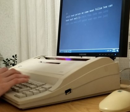 Пользователь Reddit превратил старую пишущую машинку в ПК Энтузиасты компьютерного «железа» нередко экспериментируют и используют в качестве корпусов самые разные предметы. Например, блогер Basically Homeless собрал игровой ПК в компьютерном кресле. А пользователь Reddit с ником u/maniek-86 решил задействовать в качестве кейса старую пишущую машинку. Читать далее