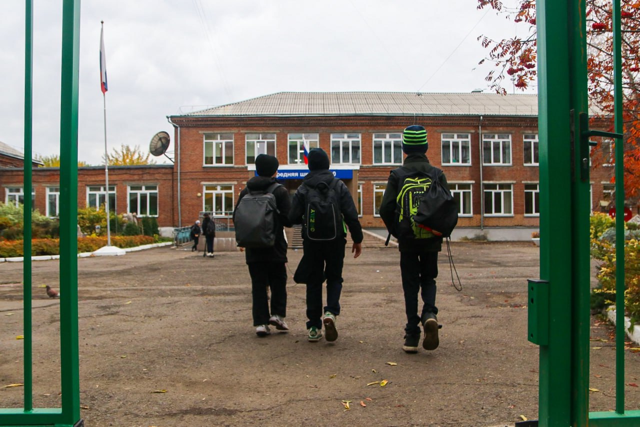 Обществознание больше не будут изучать на уроках в 8 классе С 1 сентября этот предмет будут преподавать только у учеников 9 11 х классов заявил глава Минпросвещения Сергей Кравцов По его словам подготовку новых единых учебников уже завершили ТВК