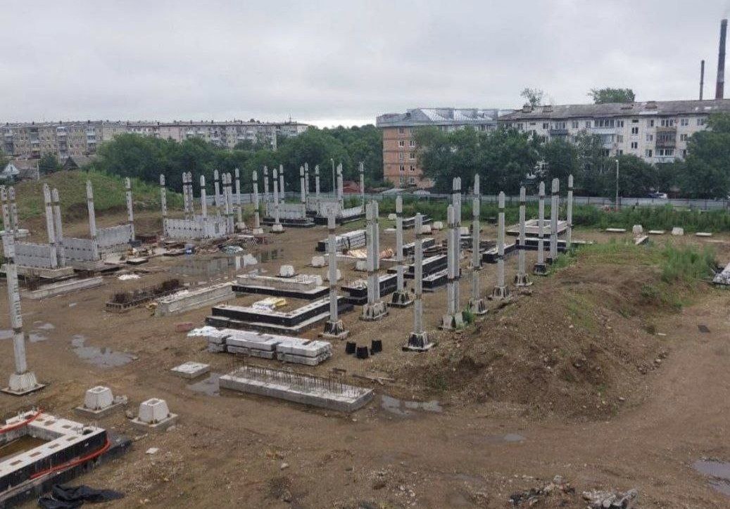 Власти вернули землю под бывшей школой 10 в госсобственность в Биробиджане Прокуратура ЕАО добилась признания недействительным договора аренды земельного участка предоставленного концессионеру без торгов для строительства школы по ул Шолом Алейхема в областном центре Арбитражный суд ЕАО полностью удовлетворил исковое заявление Напомним в сентябре 2024 года по материалам прокурорской проверки было возбуждено уголовное дело о хищении более 900 млн рублей бюджетных средств при строительстве новой школы на 1275 мест Стройка была заморожена Тема широко обсуждалась в Биробиджане и ее во время прямой линии комментировала ныне губернатор ЕАО Мария Костюк Сейчас рассматривается несколько территорий для строительства новой школы в том числе на пустыре у стадиона ДСМ Накануне был выигран иск и договор с концессионером по строительству 10 й школы расторгнут сейчас нужно вернуть землю Министр просвещения РФ С С Кравцов подтвердил что когда появится подходящий земельный участок региону будут выделены средства на строительство школы ждем новую школу прокуратура красавцы Подпишись на нас в МAХ