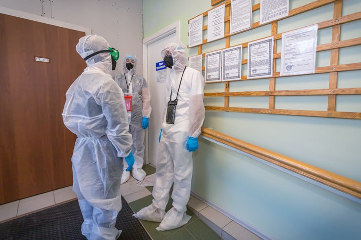 Гонконгский грипп или ОРВИ эксперт Вахрушева назвала новосибирцам отличия Отличить гонконгский грипп от простуды и ОРВИ можно опираясь на четкую классификацию считает кандидат медицинских наук Светлана Вахрушева Начало болезни при ОРВИ постепенное при гриппе стремительное Общая интоксикация при ОРВИ умеренная при гриппе ярко выраженная головная боль ломота в суставах Температура тела при ОРВИ умеренная до 37 5 38 5 градусов при гриппе высокая от 38 5 до 40 градусов Отличительный симптом это покраснение глаз свойственен пациентам с гриппом При гриппе часто возникают осложнения со стороны дыхательной сердечно сосудистой и нервной систем При появлении первых признаков заболевания эксперты Роспотребнадзора советуют незамедлительно обращаться к врачу Это позволит снизить вероятность осложнений и неблагоприятного исхода Подписаться на наш канал в MAX