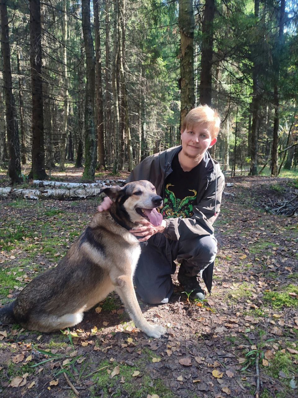 В Карелии произошла трагическая история На Ладожском озере погиб 44 летний лыжник Артур Климаков провалился под лед С ним была собака которая пыталась его спасти Пес Эрвин почти сутки не отходил от хозяина По словам очевидцев он пытался вытянуть его из воды а позже не подпускал никого к телу досталось и спасателям Питомца всё же удалось увести от места гибели хозяина но бедный Эрвин из за стресса стал агрессивным Неравнодушные люди хотели спасти собаку отдав ее в новую семью но родственники решили усыпить преданного хвостика Что и было сделано