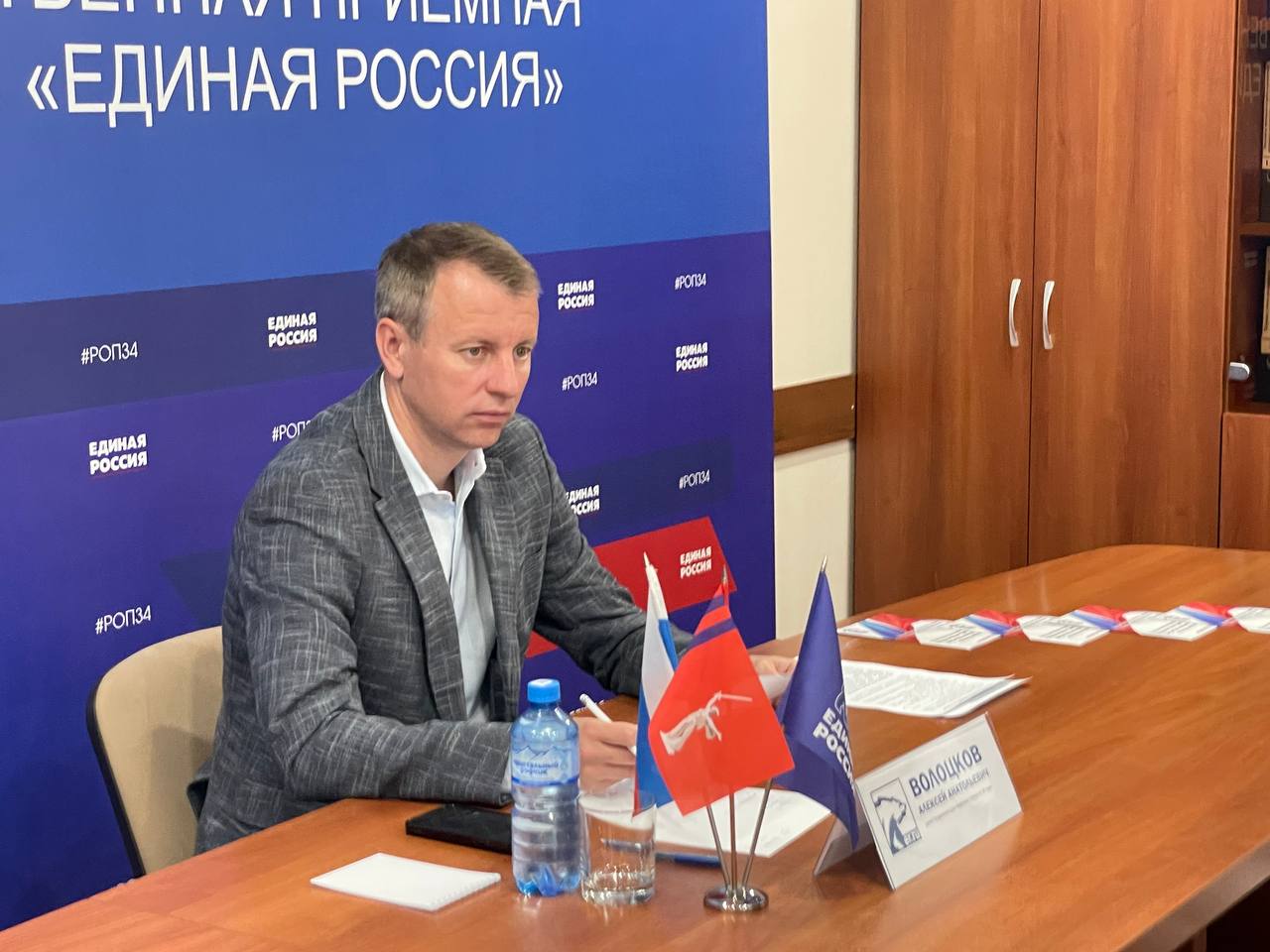В Волгограде провел личный прием граждан по вопросам образования и социальной поддержки. На площадке региональной общественной приемной партии «Единая Россия» встретился с жителями Волгоградской области. Принял ряд обращений по поддержке образовательных и культурных инициатив, благоустройству общественных пространств и дворовых территорий, поддержке спортсменов, участников СВО и семей российских военнослужащих. Один из вопросов касается благоустройства дворовой территории на улице Ростовской, где живут более 500 семей. Большой двор, который хочется видеть благоустроенным и комфортным для жизни. Будем добиваться включения дворовой территории в муниципальную программу, осенью встретимся с жителями непосредственно на месте. Отмечу, что благодаря проекту «Формирование комфортной городской среды» и по поручению главы региона Андрея Ивановича Бочарова в Волгограде только за последние несколько лет было отремонтировано более 100 дворовых территорий.