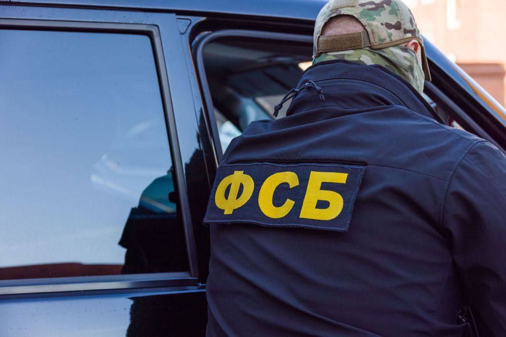 Жителя Челябинска задержали за подготовку к теракту Центральный райсуд отправил на время следствия в СИЗО 19 летнего челябинца задержанного по подозрению в покушении на теракт У него дома нашли компоненты для самодельного взрывного устройства Безработного парня задержали накануне сотрудники ФСБ в результате оперативно разыскных мероприятий Ему вменяют покушение на теракт по части 3 статьи 30 части 1 статьи 205 УК РФ За это ему грозит вплоть до пожизненного лишения свободы По ходатайству следствия суд арестовал обвиняемого на два месяца уточнил источник Вечерки Подписаться на vecherchel   Поддержать Читать в Мах