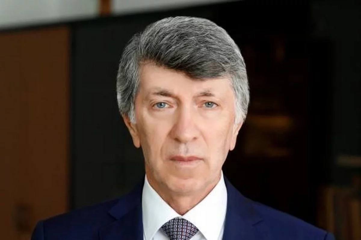 Дагестанец Акай Муртазаев стал первым в истории республики действительным членом РАН в области естественных наук 29 мая на заседании общего собрания академии за кандидатуру Муртазаева проголосовало подавляющее большинство присутствующих. Он родился 22 марта 1961 года в селе Акуша Акушинского района Дагестанской АССР. В 1983 году Муртазаев окончил с отличием физический факультет Дагестанского госуниверситета. С 1999 года он руководит первой в истории РАН успешной лабораторией молодых учёных по вычислительной физике и физике фазовых переходов в Институте физики. Акай Муртазаев – специалист в области магнетизма, вычислительной физики, физики фазовых переходов и критических явлений, автор более 800 научных работ и 82 свидетельств о государственной регистрации программы для ЭВМ, в том числе после избрания членом-корреспондентом РАН в 2008 г. 600 научных работ, 82 авторских свидетельств и одна монография. Основные научные результаты Акая Муртазаева получены в области исследования фазовых переходов, критических и кроссоверных явлений в сложных спиновых решеточных системах методами вычислительной физики. Он впервые исследовал фазовые переходы первого рода квантовым методом Монте-Карло, выполнил обобщение квантового метода Монте-Карло на случай учета многоспинового обмена. Акай Муртазаев с октября 2020 года возглавляет Дагестанский федеральный исследовательский центр РАН.