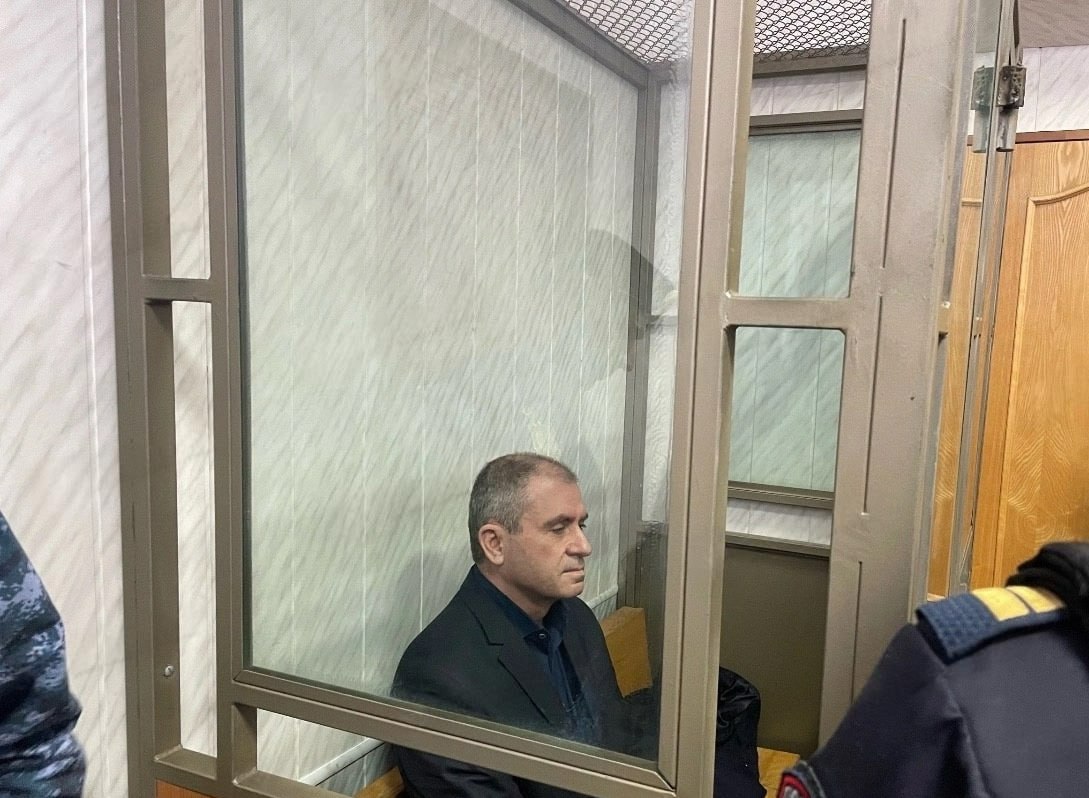 Министра сельского хозяйства Ростовской области оставили под домашним арестом до 17 июня Министра сельского хозяйства Ростовской области оставили под домашним арестом до 17 июня. Суд Ленинского района продлил меру пресечения Константину Рачаловском на два месяца. Заместителя губернатора подозревают в превышении должностных полномочий. Правоохранительные органы установили, что Константину Рачаловскому было известно, что некоторые предприятия находятся в сложной финансовой ситуации. Но якобы он распорядился, чтобы его сотрудники оформили субсидии, используя средства из федерального и регионального бюджетов. После того как компании получили государственную помощь, они были признаны несостоятельными. Сумма субсидий в размере 155,2 миллиона рублей была присвоена. Подписаться на "Новости Ростова" Прислать новость