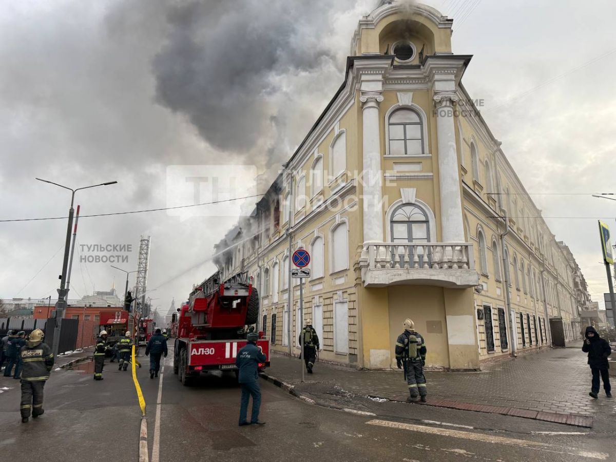 Буйство стихии: огонь в историческом здании в центре Тулы продолжает полыхать. видео     В центре Тулы продолжает полыхать военный госпиталь. Напомним, пожар произошел на улице Советской, сейчас она перекрыта.    Подписывайтесь ↗  Прислать новость