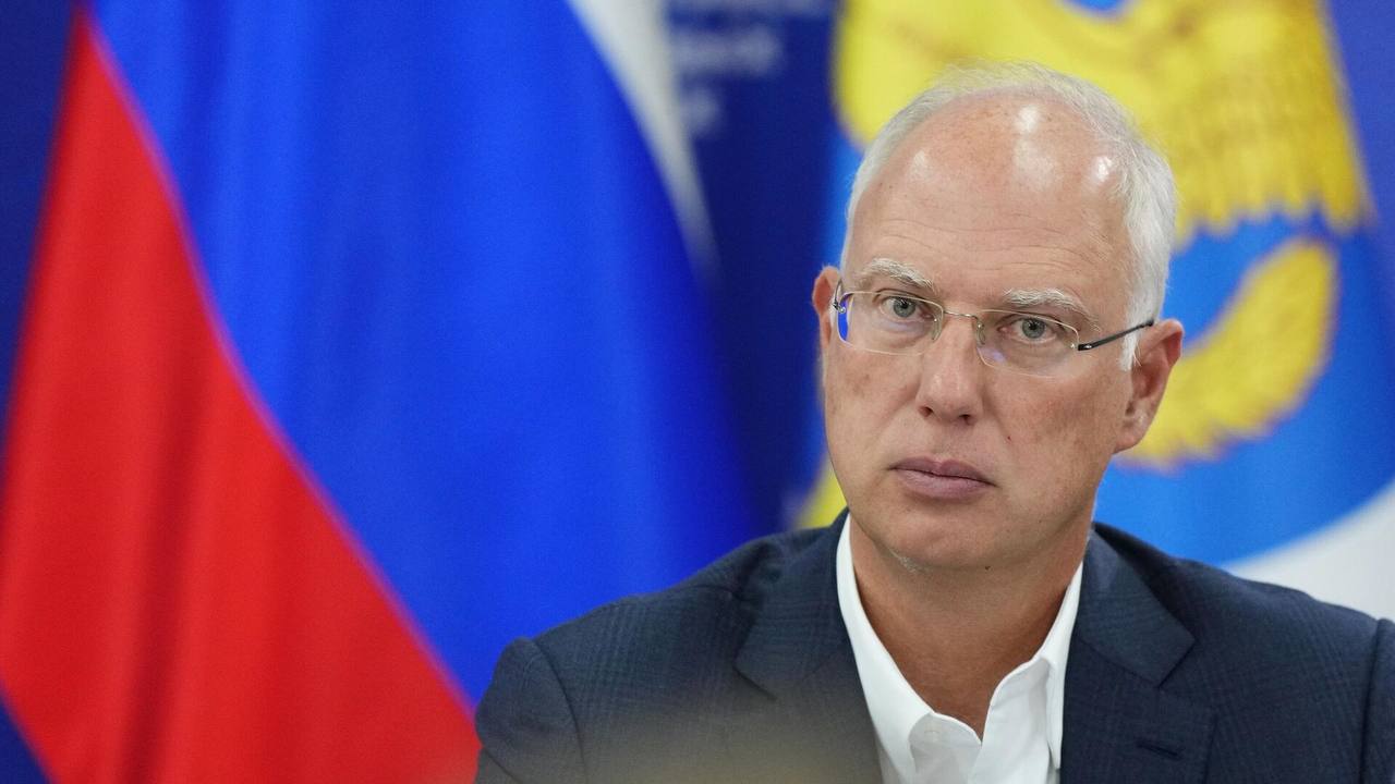 Дмитриев: антироссийские санкции стоили США 300 млрд долларов Об этом глава Российского фонда прямых инвестиций написал в соцсети Х. «Поскольку президент Дональд Трамп признаёт, что американские компании потеряли деньги из-за санкций в отношении России, мы уже говорили об этом раньше: 300 млрд долларов — это глупость бывшего президента США Джо Байдена», — отметил глава РФПИ. Ранее в понедельник на полях саммита «Большой семёрки» в Канаде Дональд Трамп заявил, что не хочет ужесточать санкции против России. Глава Белого дома надеется на достижение договорённостей по Украине. По его словам, рестрикции обходятся странам Запада в миллиарды долларов. Подпишись на «Говорит Москва»
