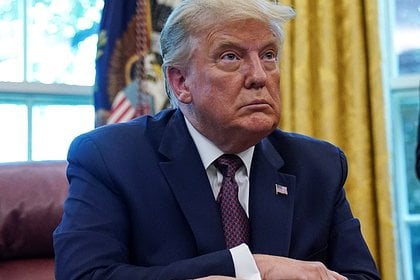 Трамп заявил о хороших переговорах по России и Украине Президент США Дональд Трамп заявил, что на прошедших выходных провел «очень хорошие» переговоры по России и Украине. Его слова приводит РИА Новости. В беседе с журналистами из пула Белого дома Трамп заявил об удачных диалогах по конфликту России и Украины. «У нас были очень хорошие разговоры по России и Украине на выходных. За последние два дня, на самом деле», — отметил он. При этом американский президент добавил, что между сторонами конфликта остается «много ненависти». Ранее Трамп отказался рассказать о переговорах с Путиным. «Я бы не стал рассказывать Wall Street Journal, потому что я бы зря потратил время. Переговоры идут, но я не хочу говорить с Wall Street Journal», — отметил он.