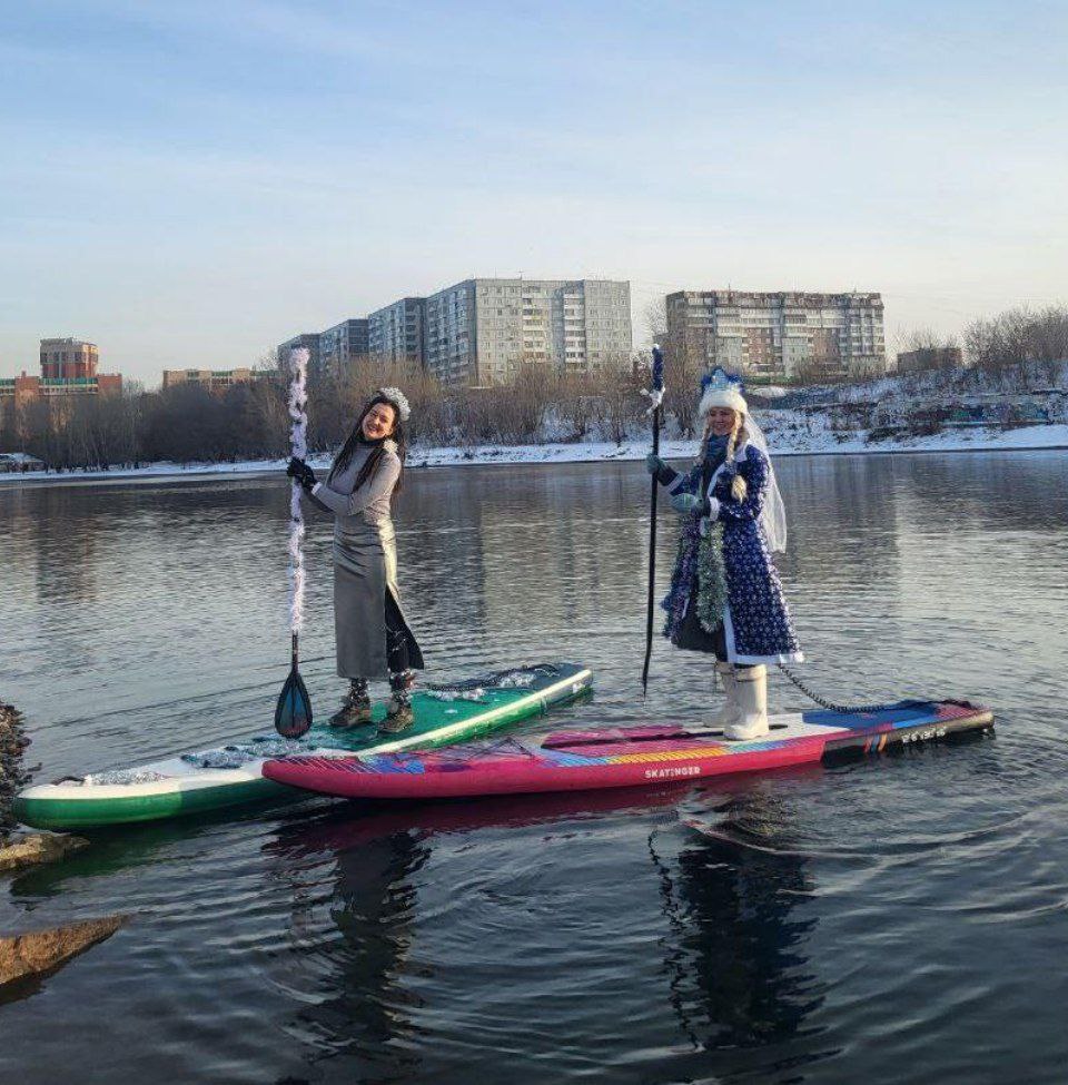 Новогодний заплыв на сапах устроили в Красноярске.  Деды морозы и снегурочки высадились у маяка на Абаканской протоке и зарядили Енисей праздничным настроением.