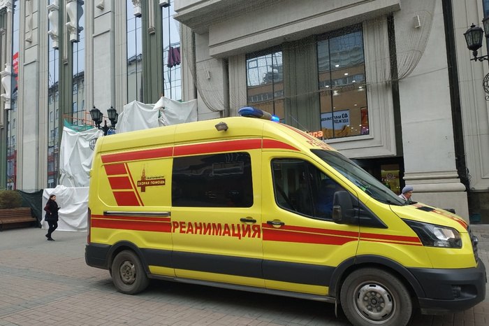 В ресторане в центре Екатеринбурга скончался посетитель В ресторане в центре Екатеринбурга внезапно скончался посетитель, сообщает Е1.RU. ЧП случилось вечером 16 мая около 21:00 в заведении «Максимилианс» на улице Куйбышева, 44 «а». «Мужчина среднего возраста просто внезапно упал в зоне фейс-контроля. Приехала реанимация, но, к сожалению, спасти не удалось», — сообщила E1.RU очевидица. Закрывать ресторан не стали. Тело поместили в черный пакет и отгородили баннером, посетителей впускали через заднюю дверь, добавила собеседница портала.