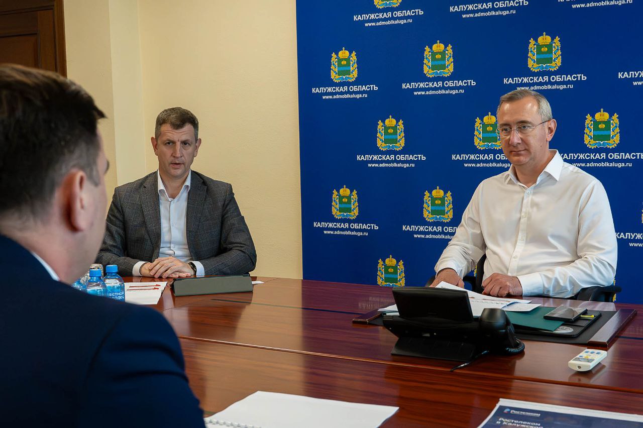 Во всех частях Бетлицы теперь есть возможность получить доступ к высокоскоростному проводному интернету. В половине поселка его не было, жители райцентра не раз обращались по этому поводу. Совместно с «Ростелеком» вопрос решили. Провели рабочую встречу с руководством компании. Недавно руководителем Калужского филиала провайдера назначен Кирилл Клочко. Познакомились, наметили планы дальнейшего сотрудничества. В рамках федеральной программы «Устранение цифрового неравенства» компания с 2021 года установила 82 базовые станции в городах и районах области, еще 12 - план этого года. Благодаря строительству волоконно-оптических линий связи к сети подключены порядка 15,9 тыс. домохозяйств в сельской местности, соцобъекты, предприятия АПК. Важно, что «Ростелеком» участвует в просветительских и социальных проектах. Договорились усилить развитие инфраструктуры связи, интеллектуальных систем на транспорте, медицинских, образовательных сервисов. Наметили дальнейшие шаги по проектам кибербезопасности, "чистое небо", умные светофоры, безопасный город. Все эти решения направлены на повышение качества жизни в регионе.