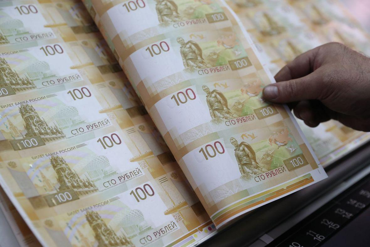 НПФ заработали россиянам около 21 по программам долгосрочных сбережений За 9 месяцев 2025 года семь НПФ принявших участие в опросе РБК Инвестиций показали предварительную доходность по ПДС от 17 82 до 23 7 годовых Пять из них в районе 21 22 Данные Банка России по эффективности управления пенсионными резервами немного скромнее   средневзвешенная доходность 15 9 годовых   медианная 19 3 годовых   Банк России не выделяет доходность по ПДС в отдельную строку она учитывается в доходности пенсионных резервов вместе с доходностью которую НПФ зарабатывает для клиентов по договорам негосударственного пенсионного обеспечения НПО   По итогам полного года НПФ рассчитывают сохранить доходность средств программы долгосрочных сбережений на уровне 20 21 годовых Однако предупреждают что данные предварительные и итог будет зависеть от рынка По ПДС прогнозируем 18 22 пока рынок ведет себя достаточно непредсказуемо Еще недостаточно макроданных чтобы сказать вероятно ли снижение ключевой ставки в декабре а геополитические и санкционные риски только усиливаются пояснили в НПФ Альфа В какие инструменты НПФ инвестируют средства полученные от клиентов по ПДС и как их меняли в портфелях для более высокого результата подробнее   www rbc ru quote news 6916e8dd9a794728e140cb01 Фото Андрей Любимов РБК Подписаться на Сам ты инвестор