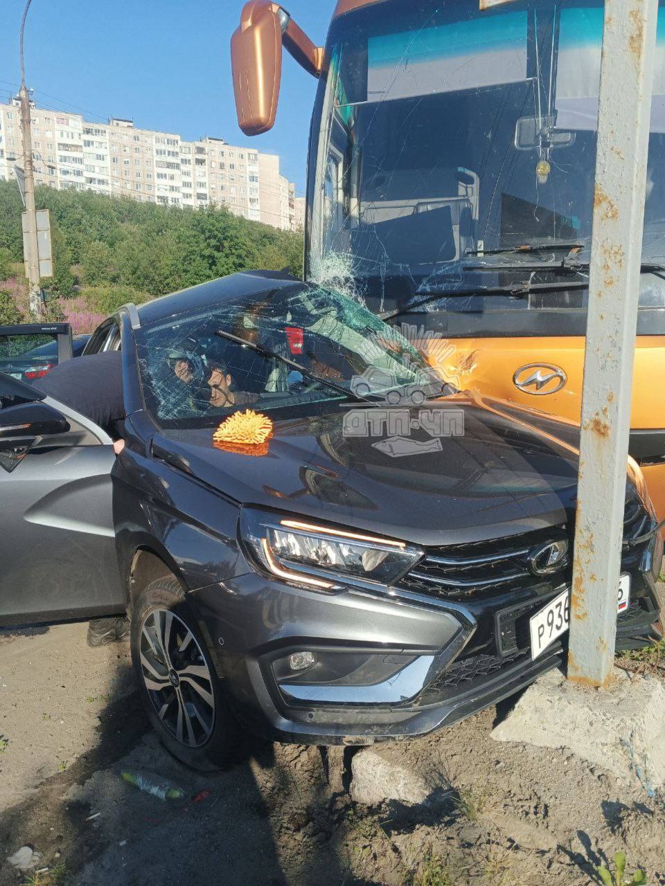 Два человека пострадали в ДТП с автобусом в Мурманске  4 августа в 17:45 на улице Достоевского столкнулись автобус "Хайгер" и легковушка "Лада-Веста". Травмы разной степени тяжести получили водитель и пассажир "Лады", сообщили ГТРК "Мурман" в Госавтоинспекции региона.  Фото: Мурманск ДТП ЧП / ТГ    Подпишись — Вести Мурман
