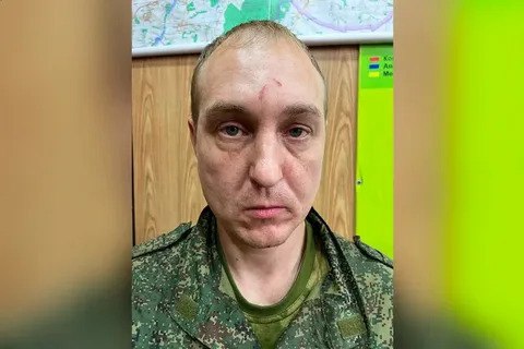 В белгородском СИЗО покончил с собой военный убивший местного жителя и изнасиловавший его жену Преступление произошло в октябре в посёлке Новая Таволжанка Рядовой Алексей Кострикин пробрался в частный дом и убил хозяина а после надругался над его женой 30 октября его задержали но он сумел сбежать 5 ноября его снова поймали но уже в селе Вознесёновка При этом СК проверял его на причастность ещё к одному убийству При задержании рядовой был ранен В УФСИН по Белгородской области заявили что арестованный покончил с собой в камере изолятора Признаков насильственной смерти на месте не обнаружили Задонатить через бота Patreon