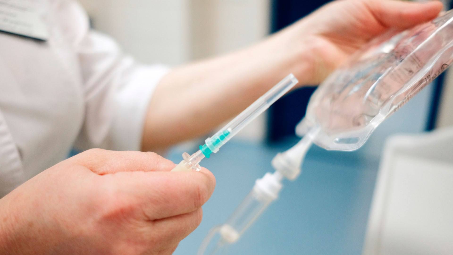 В Ярославской области в этом году приступили к работе 264 специалиста со средним медицинским образованием По информации областного правительства в центральную районную больницу Ярославля в текущем году прибыли 25 врачей а также 36 специалистов со средним медицинским образованием Уточняется что в период с январь по ноябрь 2025 года в региональные медицинские организации пришли работать 264 специалиста Эксперт в сфере общественного здравоохранения Николай Прохоренко в программе Разное время на Радио России Я хочу сказать что в целом работа медика медсестры и врача конечно в обществе недооценена Она недооценена и материально и с точки зрения признания важности профессии И с этой точки зрения когда молодые люди которые выбирают куда пойти учиться должны понимать что в настоящее время например среднее предложение по данным сервисов того же HeadHunter составляет около 124 тысяч рублей Это среднее предложение в принципе на рынке труда я имею в виду всех работников всех профессий А в медицинских профессиях среднее предложение ниже 70 тысяч Слушать на платформе СМОТРИМ Подписывайтесь на Радио России в Телеграм MAX и скачивайте официальное приложение Радио России