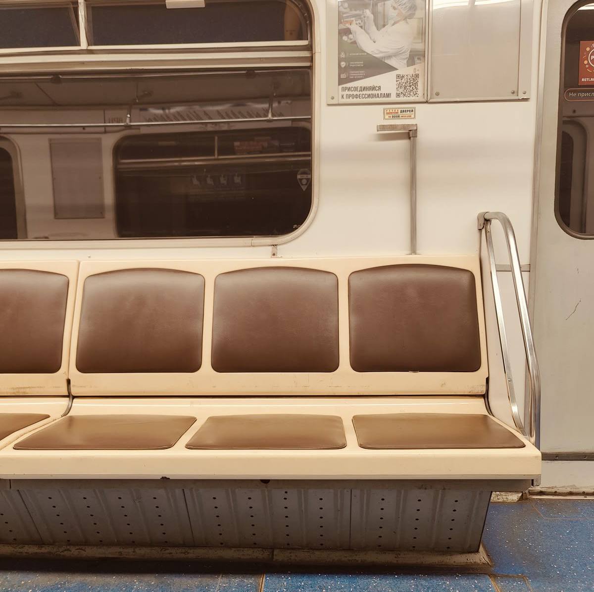 Неадекватный пассажир покусал сотрудника метро на станции Сенная площадь Мужчина разбил работнику подземки нагрудный регистратор Теперь пассажиру грозит арест до 15 суток либо штраф центральный РК center peterburga