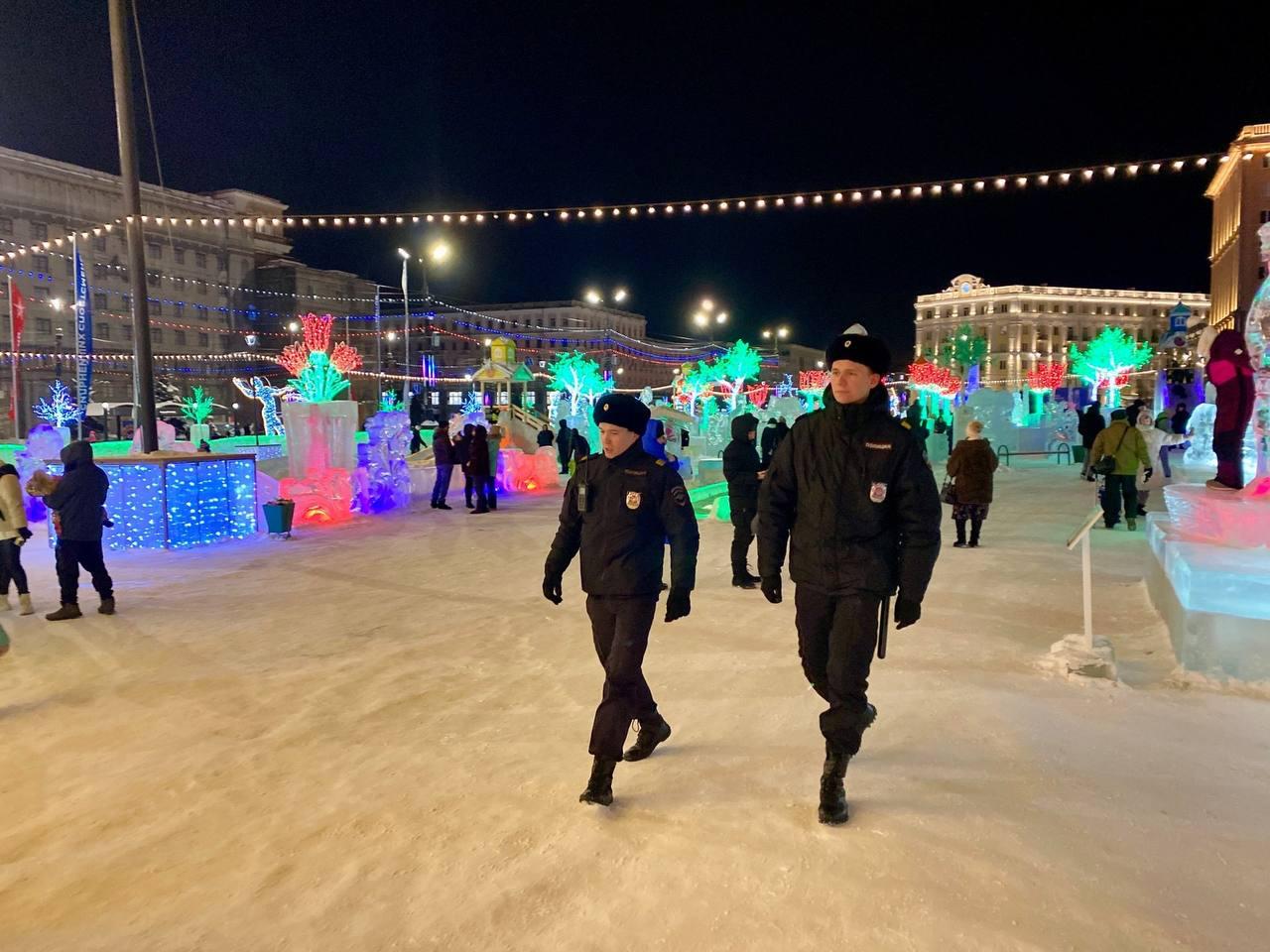 Полиция Челябинска перешла на усиленный режим несения службы В Челябинске силы правопорядка приступили к обеспечению безопасности в период новогодних праздников Как рассказал Вечерке исполняющий обязанности начальника УМВД по городу Михаил Власов гарнизон полиции с понедельника несет службу в усиленном режиме Эта мера направлена на предотвращение чрезвычайных ситуаций и обеспечение спокойного отдыха жителей Сотрудники полиции примут все необходимые меры чтобы праздники прошли в комфортной и безопасной обстановке Пока горожане отдыхают сотрудники будут нести службу в круглосуточном режиме подчеркнул Михаил Власов Подписаться на vecherchel   Голосовать за канал