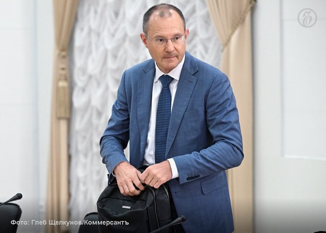 Нужно подумать об ответственности для менеджеров которые безосновательно покидают советы директоров российских публичных компаний заявил первый зампред ЦБ Владимир Чистюхин Это была неправильная ситуация когда директора просто вставали и уходили по политическим причинам Возможно нам надо защитить свой рынок и в требования деловой репутации ввести такой критерий что если ты без мотивации ушел из совета директоров то не факт что ты можешь попасть в следующий заявил господин Чистюхин на Форуме корпоративного управления организованном Московской биржей цитата по РБК Первый зампред ЦБ напомнил что подобные ситуации происходили в 2022 году после начала СВО Тогда иностранные топ менеджеры покидали советы директоров российских компаний без предупреждения Господин Чистюхин отметил что это негативно сказалось на рынке и корпоративном управлении поскольку иностранные менеджеры активно их поддерживали