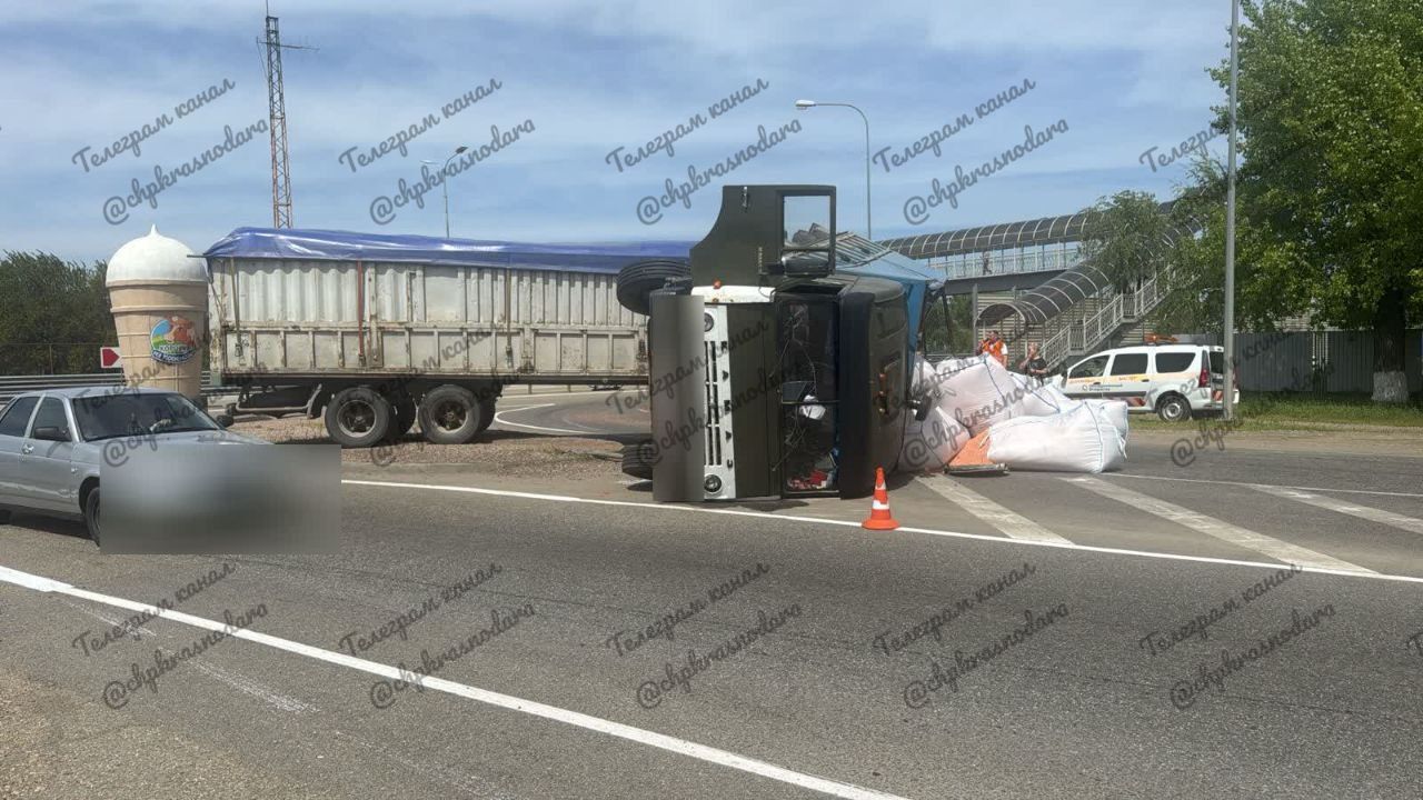 В Кореновске опрокинулся грузовик. Водитель автомобиля КАМАЗ, двигаясь по автодороге М4 «ДОН», не выбрал безопасную скорость и, при повороте направо, не справился с управлением, совершил наезд на дорожный камень, после чего произошло опрокидывание большегруза. В результате ДТП никто не пострадал. ЧП Краснодара и края