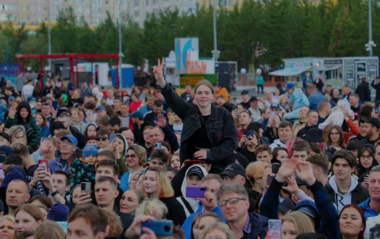 На Ямале отмечают День молодежи Праздничные мероприятия сегодня проходят во всех муниципалитетах округа. Флагманами Всероссийского Дня молодежи стали города-юбиляры – Салехард, Ноябрьск и Новый Уренгой. - Поздравляем молодёжь и гордимся! #Ямал #Праздник #ДеньМолодежи #ЖителиЯмала