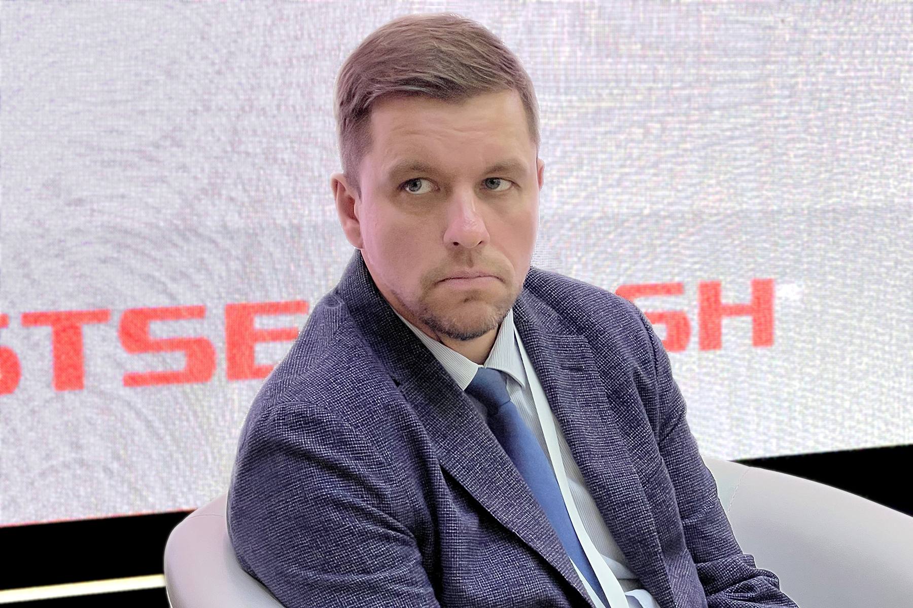 1 2 3 Петербургский тракторный завод ПТЗ считает перспективным направлением экспорт сельскохозяйственной техники в страны Африки и планирует расширить продажу тракторов на Нигерию и страны Сахеля Об этом на полях бизнес форума Санкт Петербург Западная Африка заявил управляющий продажами АО ПТЗ Павел Лебедев в беседе с корреспондентом Африканской инициативы Сейчас наш завод производит два типа тракторов погрузчики а также грейдеры В настоящий момент наше предприятие производит порядка 3 4 тыс единиц сельхозтехники в год и заинтересовано в развитии дилерской сети в странах Африки У нас уже есть опыт экспорта тракторов в Эфиопию и ЮАР сейчас на очереди Нигерия и страны Сахеля отметил представитель завода Среди конкурентных преимуществ российских тракторов Лебедев назвал невысокую цену простоту эксплуатации низкую стоимость сервисного обслуживания экономичность и неприхотливость к топливу что по его мнению делает продукцию петербургского завода востребованной на африканском рынке Африканская инициатива Подписаться
