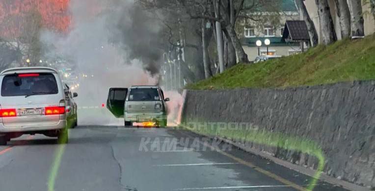 В Петропавловске посреди дороги полыхнул автомобиль Утром в Петропавловске-Камчатском в районе улицы Советской посреди дороги полыхнул автомобиль. Ликвидировать возгорание своими силами водителю не удалось. Нажмите для подробностей -