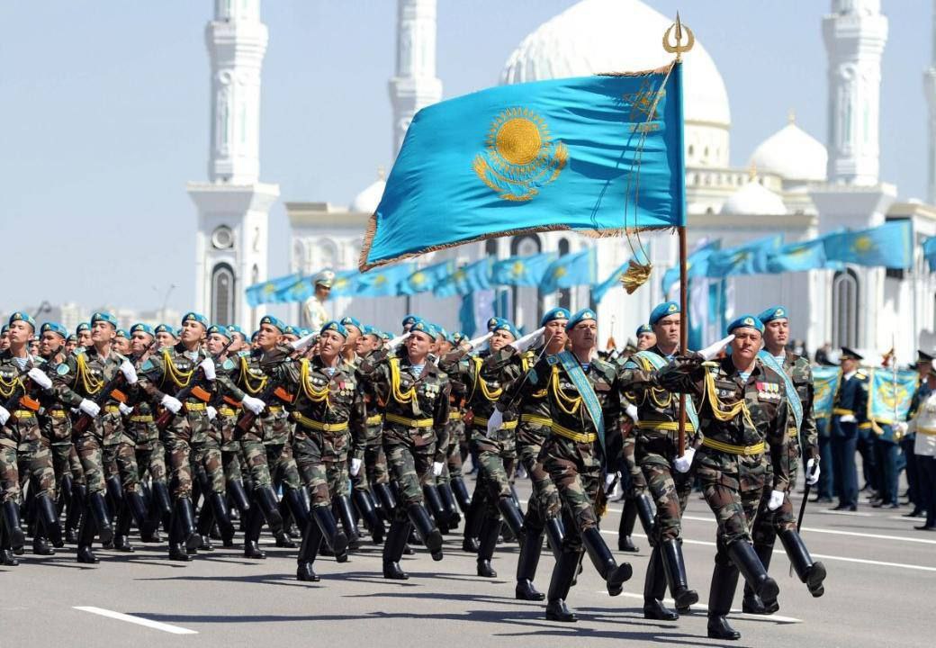 Военный парад в Астане будут транслировать в прямом эфире В столичном акимате рассказали, где казахстанцы могут увидеть масштабный военный парад, который состоится в Астане 7 мая. Мероприятие, приуроченное ко Дню защитника Отечества и 80-летию Победы в Великой Отечественной войне, начнётся в 11:00 на площади Независимости у монумента – «Қазақ елі». Жителей и гостей столицы предупреждают, что на месте проведения парада будут усилены меры безопасности и контроля. «На парад приглашены ветераны Великой Отечественной войны, труженики тыла, ветераны боевых действий, лучшие подразделения Вооружённых сил РК, роты почётного караула, ветераны Вооруженных сил РК, других войск и воинских формирований, военных правоохранительных органов», – сообщили в акимате. Для желающих наблюдать за парадом в городе организуют прямую трансляцию на трёх локациях: территория ЕХРО заезд со стороны улицы Туркестан и Акмешит ; городская площадь, которая находится перед зданием акимата Астаны; территория парковки «Astana Music Hall» Кувшин по проспекту Б. Момышулы, 1. Фото: акимат Астаны /CentralMediaNews