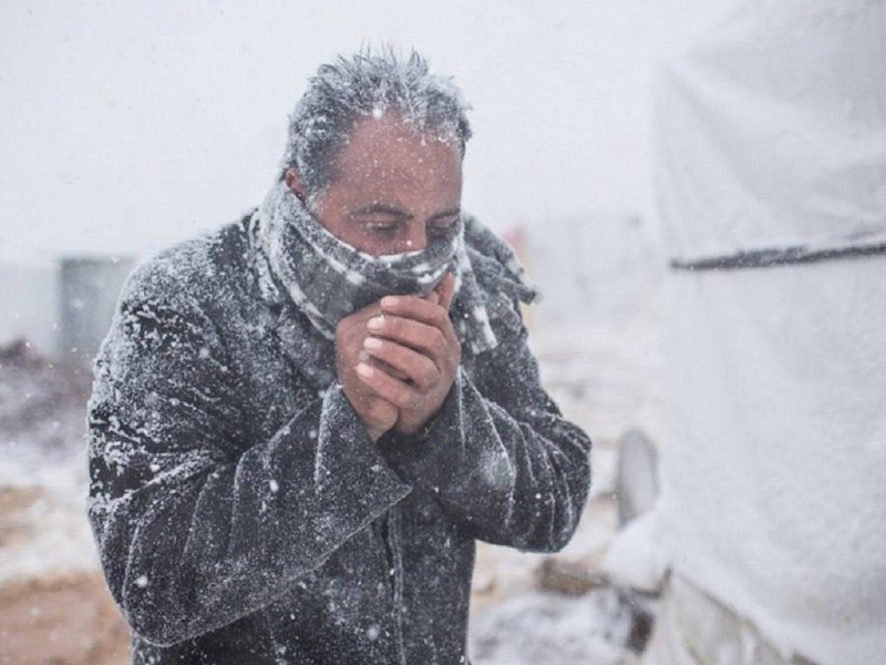 Бийчанин чудом избежал гибели на морозе его нашли без сознания в снегу Мужчину в бессознательном состоянии нашли лежащим на снегу жители частного сектора Они отнесли его в дом чтобы отогреть и вызвали скорую помощь Об этом сообщила Служба скорой медицинской помощи Бийска По словам медиков пациент был настолько сильно замёрз что с трудом мог говорить Ему диагностировали общее переохлаждение и обморожение конечностей Мужчине была оказана вся необходимая помощь на месте В состоянии средней степени тяжести его доставили в медучреждение рассказал главный фельдшер бийской ССМП Максим Максимкин