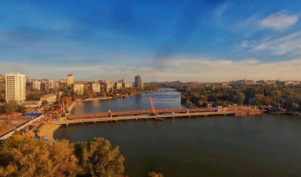 В Донецке продолжается капитальный ремонт моста на проспекте Ильича Работы проходят впервые за более чем 70 лет эксплуатации Специалисты компании Мостовик приступили к основному этапу ремонта в сентябре Сейчас демонтируют старые пролётные конструкции на их месте возводят новые более прочные опоры и пролёты которые соответствуют современным требованиям безопасности Исторические элементы фонари и ограждения после завершения ремонтных работ вернут на обновлённый мост На время ремонта мост полностью закрыт для транспорта и пешеходов Завершить все работы планируют к концу 2026 года Реконструкция улучшит связь между Ворошиловским и Калининским районами города и повысит безопасность для всех жителей