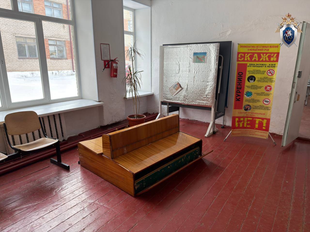 В Дальнереченске на 11 летнего школьника упало фортепиано прокуратура начала проверку Во время перемены в одной из школ Дальнереченска на пятиклассника неожиданно опрокинулось фортепиано ребёнок получил травмы и был доставлен в больницу Как инструмент оказался в таком положении и почему рядом находились дети теперь главный вопрос для надзорных органов Прокуратура уже разбирается была ли обеспечена безопасность в учебном заведении и не проигнорировали ли сотрудники школы элементарные требования охраны жизни и здоровья учеников Проверка также оценит почему тяжёлый инструмент не был закреплён и кто отвечал за контроль в кабинете РОДИТЕЛИ ПРИМОРЬЯ