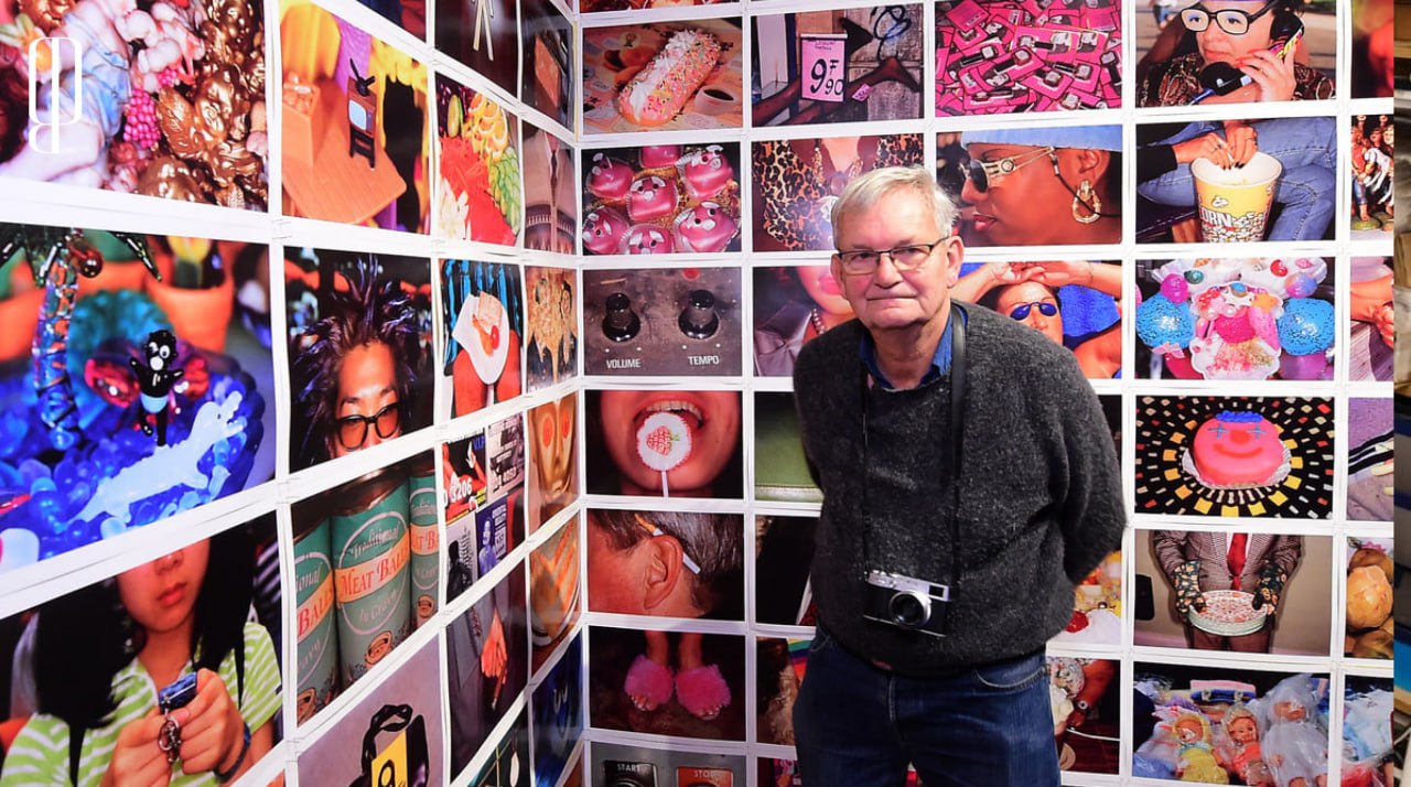 В возрасте 73 лет ушел из жизни Мартин Парр британский фотограф и один из ярких представителей современной документальной фотографии Вспоминаем наш материал о Мартине Парре в котором мы рассказываем как ему удалось изменить представление о фэшн съемке переосмыслить цвет в искусстве фотографии стать иконой модной индустрии и обрести любовь зрителей по всему миру The Blueprint