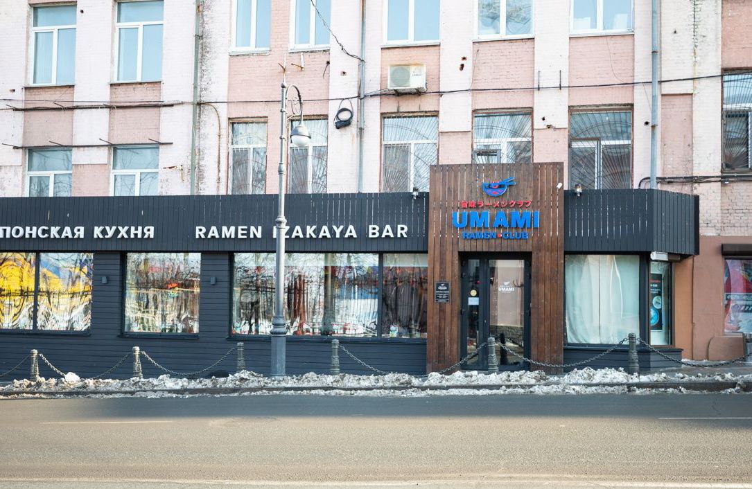 Суд постановил снести пристройку ресторана Umami во Владивостоке Арбитражный суд Приморского края удовлетворил иск администрации Владивостока о сносе пристройки к популярному ресторану Umami на улице Пограничной. Пристройка много лет перекрывала узкий тротуар. Хотя документы на реконструкцию здания в конце 90-х были получены официально, городским властям удалось доказать её незаконность. Эксперты встали на сторону истца, и суд первой инстанции постановил освободить тротуар.