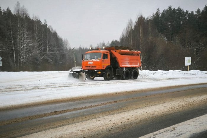 Дорожные службы Кировской области усиливают работу из-за ухудшения погодных условий.  6 января местами по Кировской области прошел снегопад, в ряде районов с сильными порывами ветра, из-за чего на локальных участках дорог ухудшается видимость.  В первую очередь от снега очищаются автодороги с интенсивным движением, маршруты общественного транспорта, остановочные комплексы, пешеходные зоны.  Автовладельцев просят до завершения снегопада по возможности отказаться от поездок.   Кировская область