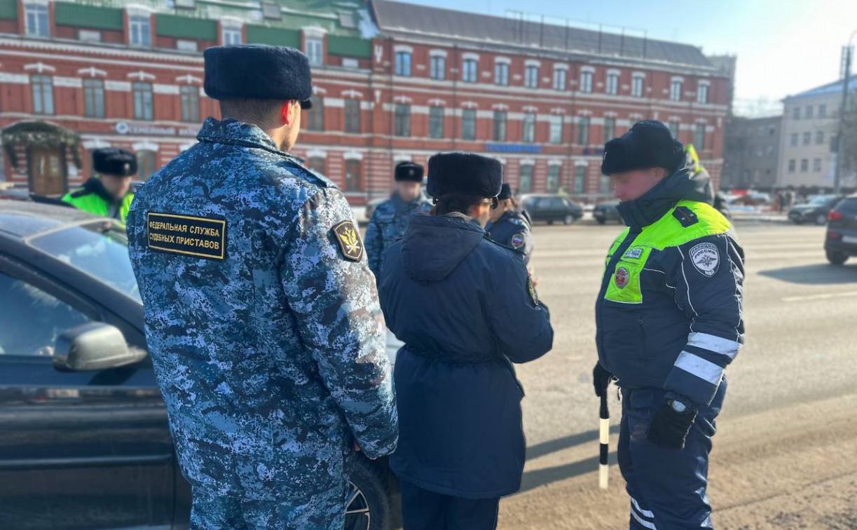 Дорогое удовольствие: 220 тысяч за пьяный вояж  Житель Кимовска решил, что вождение под градусом — это хорошая идея.   Судебные приставы Тульской области взыскали с жителя Кимовска штраф в 220 тысяч рублей за повторное вождение в нетрезвом виде по статье 264.1 УК РФ.  Не желая менять штраф на что-то более "интересное"  например, исправительные работы , водитель поспешил оплатить свой дорогой урок.   Видимо, теперь он знает, что трезвость — не только здоровье, но и экономия….  Источник: Фото УФССП по Тульской области  Проголосовать за канал: голос!    Тула. Происшествия  Наш ВКонтакте    Прислать новость: