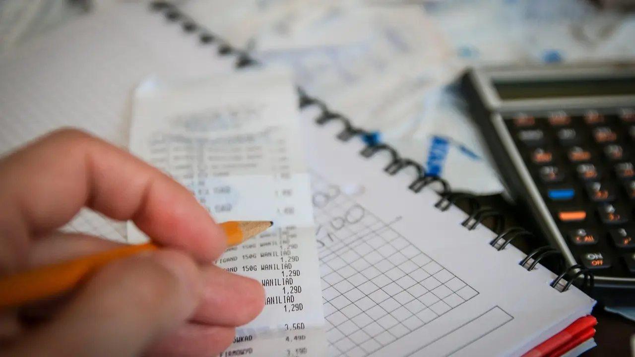 Тарифы на комуслуги не будут повышать до конца 2025 года Министерство нацэкономики РК В Казахстане принимаются меры по сдерживанию инфляции и тарифов на коммунальные услуги сообщает пресс служба Комитета по регулированию естественных монополий В ведомстве заявили что тарифы на коммунальные услуги до конца 2025 года поднимать не будут что поможет сдержать инфляцию на уровне 10 11 Сдерживание роста тарифов обеспечивается переносом части ранее запланированных корректировок и привлечением долгосрочного финансирования При этом новых заявок от субъектов естественных монополий не ожидается что исключает риск дополнительных повышений Особое внимание уделяется производителям социально значимых продовольственных товаров для них действует сдержанная тарифная политика предусматривающая льготные условия по сравнению с другими юридическими лицами говорится в сообщении Так как регулируемые коммунальные услуги занимают значительную долю в структуре инфляции ожидается что принятые меры позволят сократить их влияние на рост цен и стабилизировать экономическую ситуацию новости Казахстан тариф коммуслуги коммуналка тариф экономика Telegram Instagram TikTok