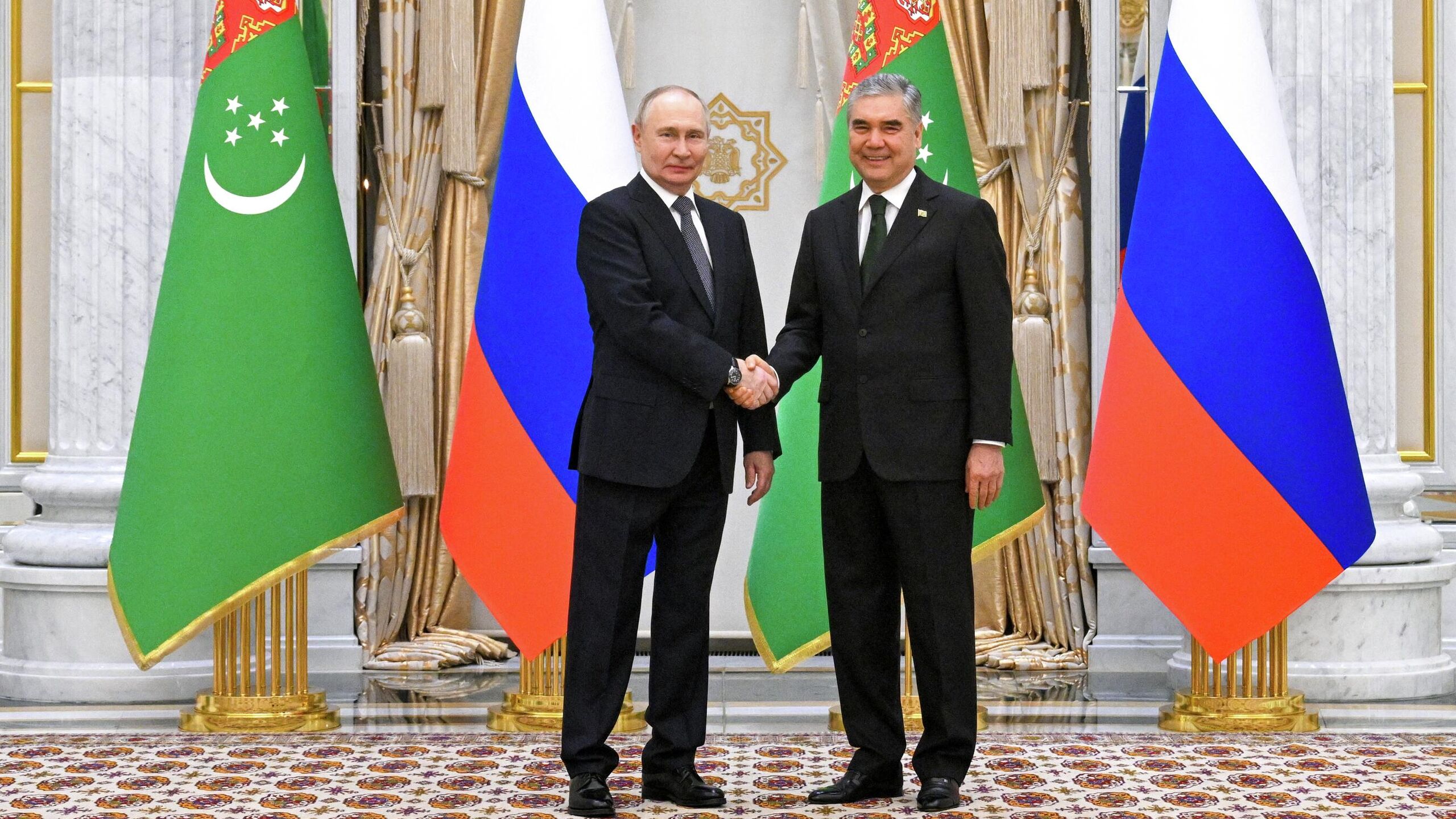 Экономические связи России и Туркмении расширяются российские компании настроены на работу в стране заявил президент России Владимир Путин Глава российского государства участвует в форуме посвященном Международному году мира и доверия Международному дню нейтралитета и 30 летию постоянного нейтралитета Туркмении Расширяются двусторонние экономические связи Российские компании настроены на осуществление все новых инвестиционных проектов на туркменистанском рынке сказал Путин в своем выступлении на форуме Российский лидер напомнил что за десять месяцев месяцев этого года товарооборот России и Туркмении вырос на 35 что заметно больше чем за весь 2024 год Путин также отметил совместную работу Москвы и Ашхабада в реализации масштабных экономических инициатив на Каспии и в Центральной Азии