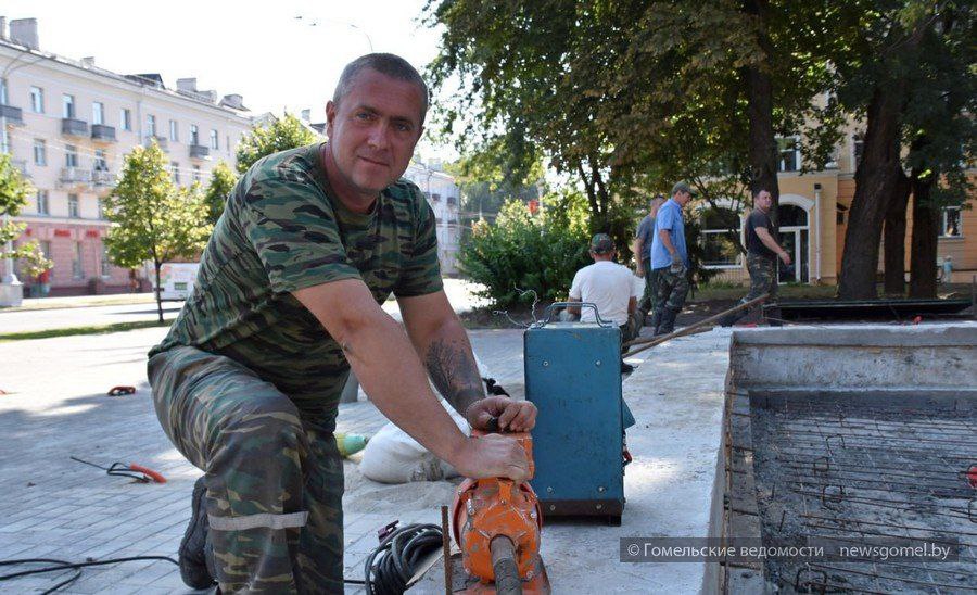 В Гомеле на субботнике начали заливку бетона в основание фонтана в сквере имени П.О.Сухого В сквере выдающегося авиаконструктора работы ведутся с энтузиазмом и чувством гражданской ответственности, отметил начальник участка по ремонту зданий и сооружений КПУП «Гомельводоканал» Андрей Большой. Здесь трудятся 13 настоящих патриотов, объединённых желанием сделать город чище и уютнее. Андрей Большой подчеркнул, что его коллеги не просто выполняют строительные задачи. Они сохраняют историческую память и знают правду о героизме советских солдат в годы Великой Отечественной войны. Более того, стремятся сохранить её для будущих поколений. Труд на субботнике становится вкладом не только в благоустройство, но и в сохранение исторического наследия. Подписывайтесь!