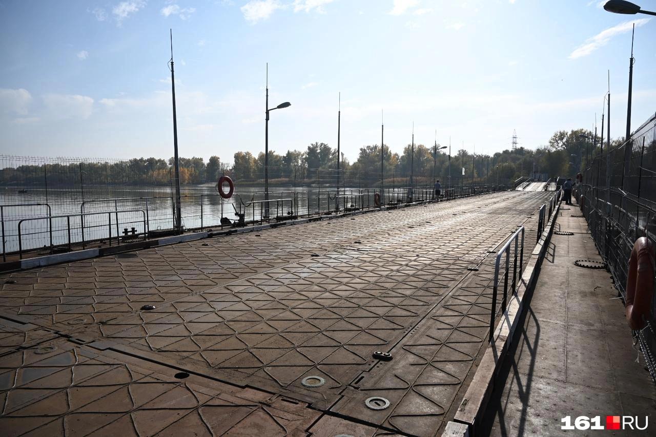 Движение на Зеленый остров по понтонному мосту закрыли. Но это временно: въезд откроют, как только улучшится погода. Если вдруг вы сейчас находитесь на Зеленом острове на машине, то оттуда без проблем можно выехать, сообщили в городской администрации. Кстати, сегодня в Ростовской области прогнозировали ливни и грозы. Напиши нам