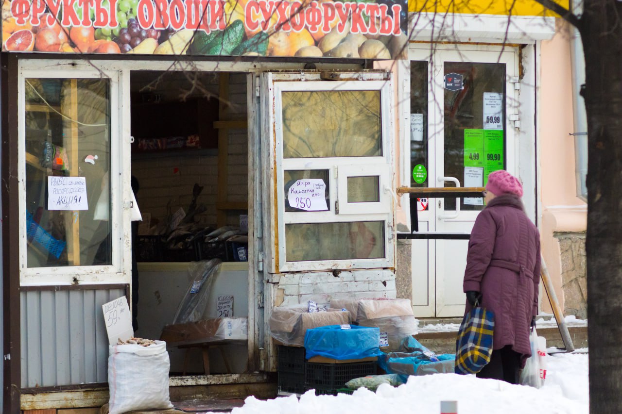 Почти 600 незаконных киосков убрали в Челябинске в 2025 году В 2025 году в Челябинске увеличились темпы сноса незаконных ларьков Город избавили от 594 киосков что вдвое больше чем в 2024 м тогда убрали 291 объект За минувший год специалисты МКУ Городская среда демонтировали 912 нестационарных объектов Годом ранее этот показатель был меньше 623 Подходить к этой работе комплексно поручил мэр Алексей Лошкин лично контролирует снос ларьков Глава города уверен что прервать возвращение незаконных торговцев можно лишь благоустройством территорий Поэтому освобожденные из под небольших железных строений участки не остаются пустующими их преображают в уютные скверы и прогулочные зоны в рамках нацпроекта Инфраструктура для жизни Период расцвета ларьков это девяностые годы когда страна находилась в очень сложном периоде Тогда практически не было торговых площадей Сейчас мы можем и должны постепенно избавляться от этого формата подчеркнул Алексей Лошкин