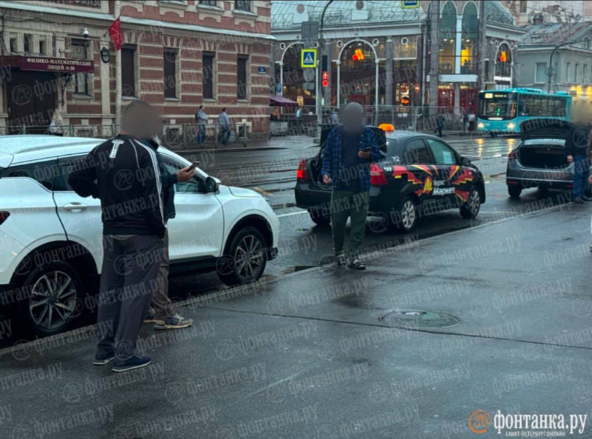 Таксисты перешли в режим ретроспективы из-за перебоев с интернетом. У метро «Василеостровская» заметили три автомобиля с табличками «свободное такси». По словам очевидца, водители уже ругаются между собой из-за того, кто чьё место занял и кто раньше приехал 