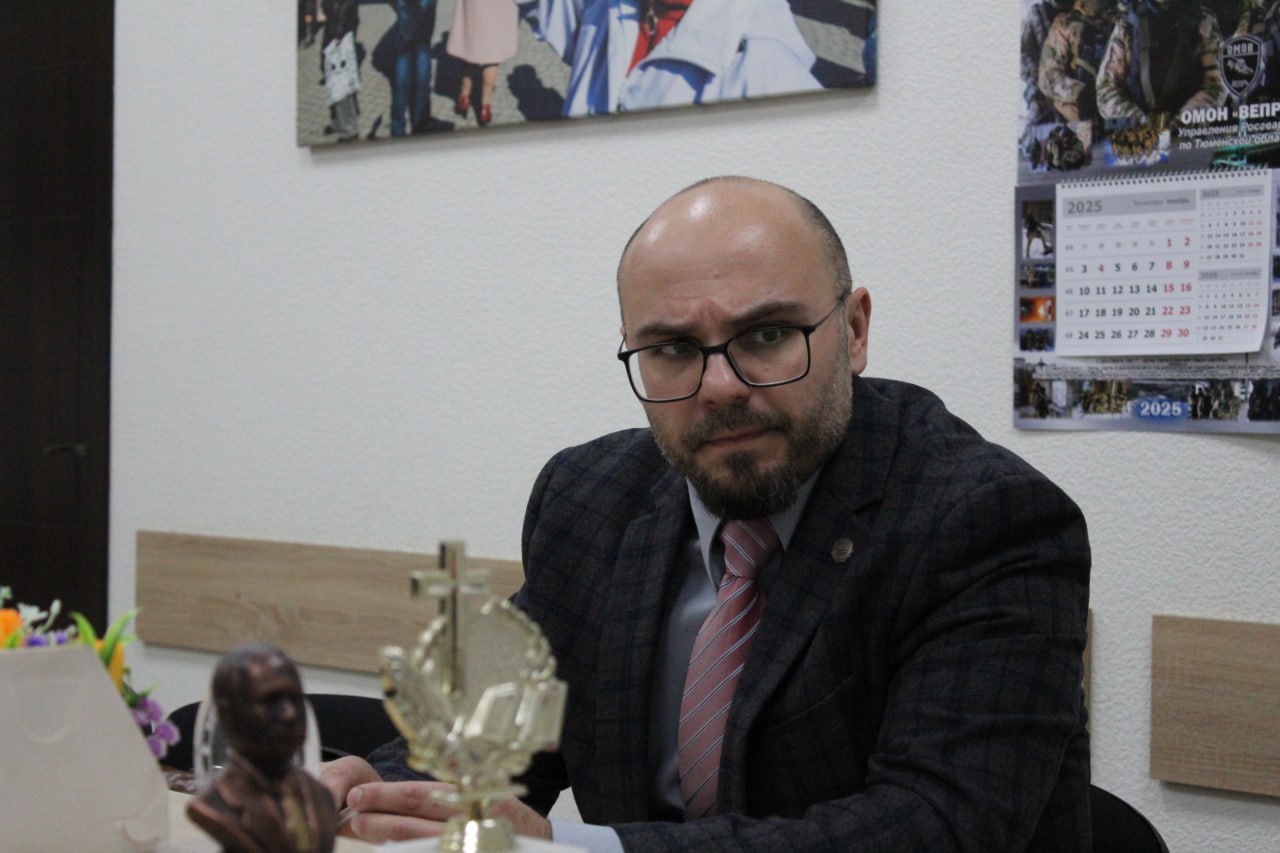 Важные вопросы здравоохранения обсудили в Черниговском районе В Черниговском муниципальном округе состоялось рабочее совещание под председательством главы Илоны Сергеевны Щипенко Встреча собрала представителей шефского региона РСО Алания и главного врача Черниговской центральной районной больницы Темой обсуждения стали вопросы ремонта фельдшерско акушерских пунктов ФАП Глава округа посоветовала главному врачу активно участвовать в реализации Федерального проекта Модернизация первичного звена здравоохранения Российской Федерации что позволит привлечь дополнительные ресурсы для улучшения материально технической базы медицинских учреждений В рамках шефской помощи Черниговскому району в 2026 году планируется установка нового лифта в Черниговской ЦРБ Это значимое событие которое существенно повысит комфорт и доступность медицинских услуг для пациентов Особое внимание было уделено кадровому вопросу Илона Сергеевна Щипенко подчеркнула остроту проблемы отсутствия младшего медицинского персонала на ФАПах и высокую нагрузку которую несут фельдшеры в населенных пунктах В связи с этим глава округа рекомендовала главному врачу принять меры по приведению штатной численности в соответствие с реальными потребностями Проведенное совещание стало важным шагом на пути к повышению качества и доступности первичной медико санитарной помощи в Черниговском муниципальном округе