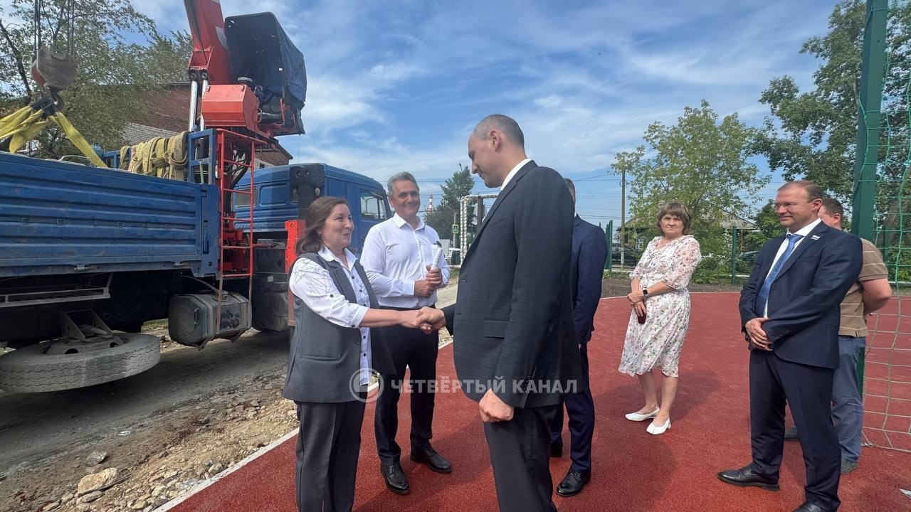 Территория бывшего Новоалапаевского металлургического завода получит статус особой экономической зоны в сентябре   «На площади более 100 га будут созданы металлургические производства предприятий-резидентов «Титановой долины». Завод «Нейвасталь» будет единственным предприятием в России, которое сможет выпускать кованые шары повышенной группы твёрдости диаметром 140 миллиметров. Они применяются в горнорудной, угольной и других отраслях промышленности для измельчения материалов в механических мельницах барабанного типа», – рассказал Денис Паслер.   Завод «Нейвасталь» с инвестициями 29 млрд рублей откроют в декабре 2025 года, создав 400 рабочих мест.    В ходе рабочего визита в Алапаевск Денис Паслер также осмотрел ход реконструкции теплотрассы на улице Фрунзе, где уже заменили 350 метров труб, и посетил новый стадион школы № 15, построенный недавно. Кроме того, успели обсудить модернизацию фанерного комбината «СвезА» в Верхней Синячихе.   Все проекты планируют завершить до конца года. Ждем? –