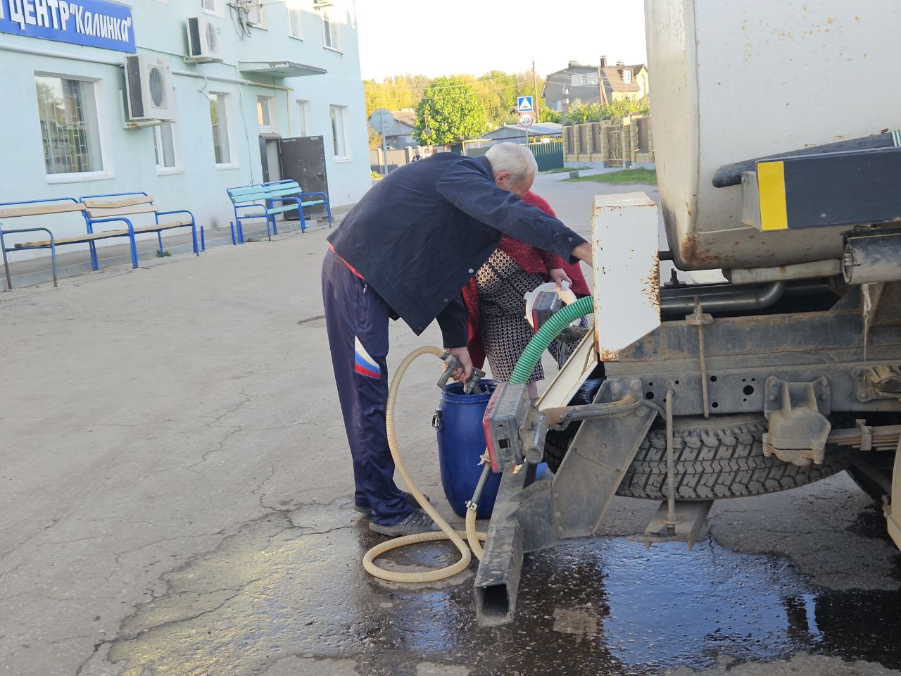 В Волжском районе Самарской области объявлена чрезвычайная ситуация из-за остановки водоснабжения. Жители почти трех сотен домов уже второй день лишены воды. Проблема возникла в населенном пункте Калинка Волжского района: