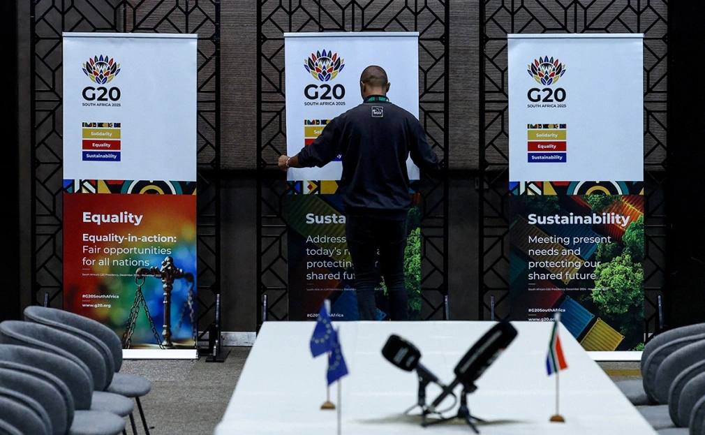 В ЮАР начинается саммит Большой двадцатки За 17 лет проведения саммитов G20 это будет первый раз когда встреча на высшем уровне пройдет в Африке ЮАР председательствует в группе в 2025 году Девиз ее председательства Солидарность равенство устойчивость развиваемые в духе убунту на языке зулу человечность США решили бойкотировать встречу Россия и Китай направят на нее делегации Подробнее о том чего ждать от саммита и насколько важна сейчас роль G20 в материале РБК Фото Yves Herman Reuters РБК в Telegram и MAX