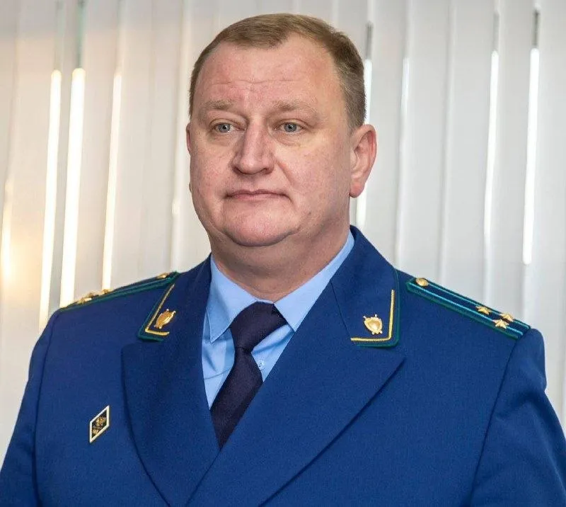 Кадровые перестановки в прокуратуре Нижнего Тагила На должность межрайонного природоохранного прокурора назначен Алексей Пунигов Решение принял Генпрокурор России Игорь Краснов Пунигов работает в органах прокуратуры более 20 лет начинал помощником прокурора затем занимал руководящие посты в транспортной прокуратуре Челябинской области и Магнитогорска С 2019 года он контролировал природоохранные вопросы в Челябинской области Временно исполнявший обязанности Артур Штир станет заместителем нового руководителя Ранее должность занимал Григорий Битюков который с октября 2025 года переведен на пост прокурора Ленинского района Подписаться в MAX