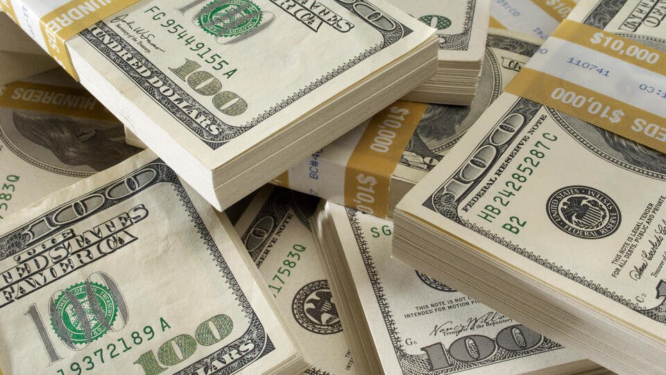 Проводимая Дональдом Трампом экономическая политика приведет к увеличению госдолга США с текущих 38 до 55 трлн заявил основатель хедж фонда Bridgewater Associates Рэй Далио в интервью бразильской газете O Globo В основу такого сценария лег принятый в июле закон о расходах так называемый One Big Beautiful Bill Act который может значительно увеличить долговую нагрузку Далио предупреждает что рост госдолга предшествует долговому и валютному кризису По его словам скоро процентные выплаты по долгу станут настолько велики что начнут подавлять остальные статьи расходов что может привести к финансовому параличу системы Это в свою очередь вынудит власти США к масштабной эмиссии денег что приведет к обесценению валюты и девальвации облигаций