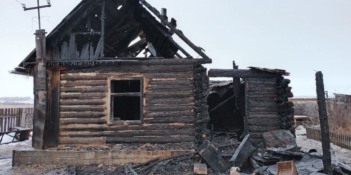 В Новосибирской области двух братьев осудят за жесткую расправу над сибиряком  В Новосибирской области СУ СКР возбудил уголовное дело об убийстве  ч.2 cт. 105 УК РФ  в одном из Коченевского района. Об этом сообщает пресс-служба ведомства.    По данным следствия, 7 января 2025-го трое мужчин выпивали спиртные напитки. В ходе застолья между ними произошел конфликт, в котором хозяева дома ударили потерпевшего по голове тяжелым предметом и нанесли ему же несколько ударов ножом в шею.    После нападавшие подожгли дом и скрылись. Погибшим оказался 44-летний житель Алтайского края. Как установили правоохранители, с мужчиной расправились двое ранее судимых братьев.    НДН.Инфо