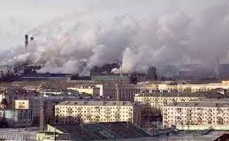 Количество моногородов в России может сократиться более чем на сотню: с 321 до 218. В Минэкономразвития разработали новые критерии, соответствующий проект документа опубликован на regulation.gov.ru. Изменения связаны с новым законодательством о местном самоуправлении. Теперь претендовать на статус моногородов смогут муниципальные округа. Второе изменение: моногород не может быть частью городской агломерации, за исключением ее ядра. Утратив статус моногорода населенный пункт потеряет и господдержку. Исключения будут сделаны для моногородов, где есть территории опережающего развития. Финансирование также оставят моногородам, где за последние три года безработица была выше среднероссийской в два и более раза.
